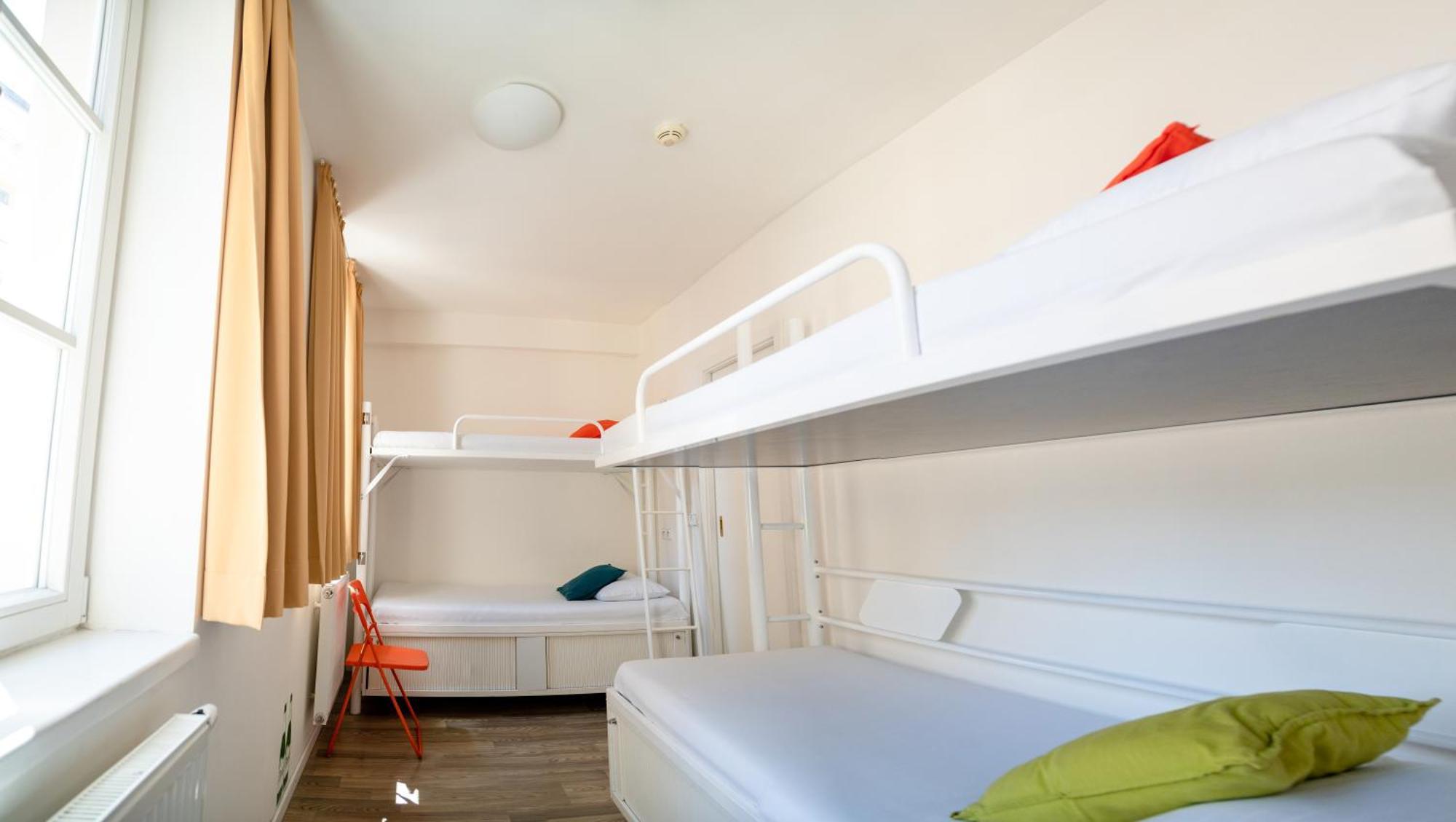 Hostel Safestay Charles Bridge *