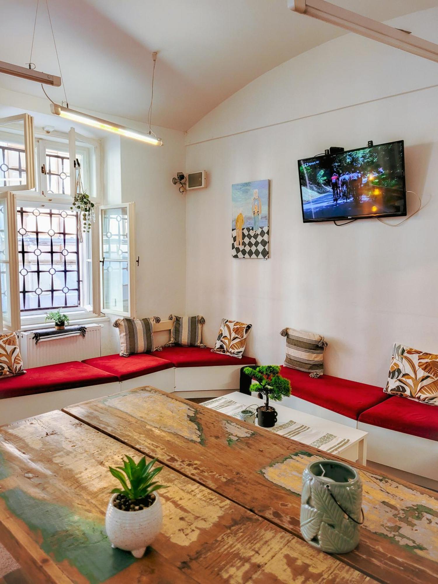 Hostel Safestay Prague Charles Bridge *